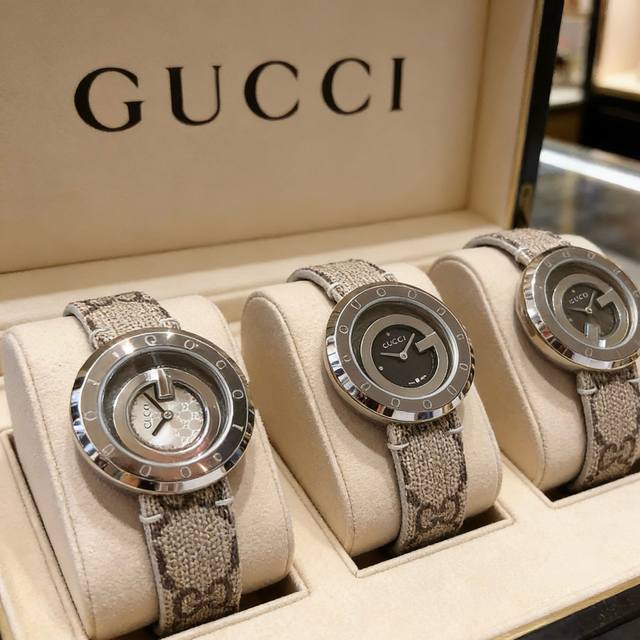 Gucci这只表，把 简约高级 玩明白了可旋转表圈+G字内胆，细节里全是小心机，双g Logo印在日辉纹表盘上，一眼认出的品牌格调，搭配经典帆布表带，复古情调拉