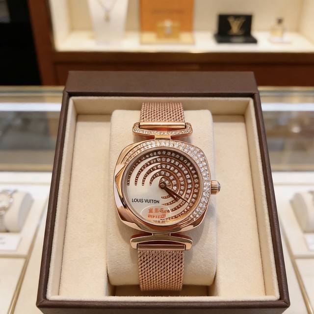 炸场款lv腕表来袭 直接把潮流氛围感焊在手上！瑞士石英机芯+满圈施华洛世奇水钻，31Mm黄金尺寸适配所有穿搭，矜贵又不失个性。不管是通勤还是出街，都能瞬间拉满气