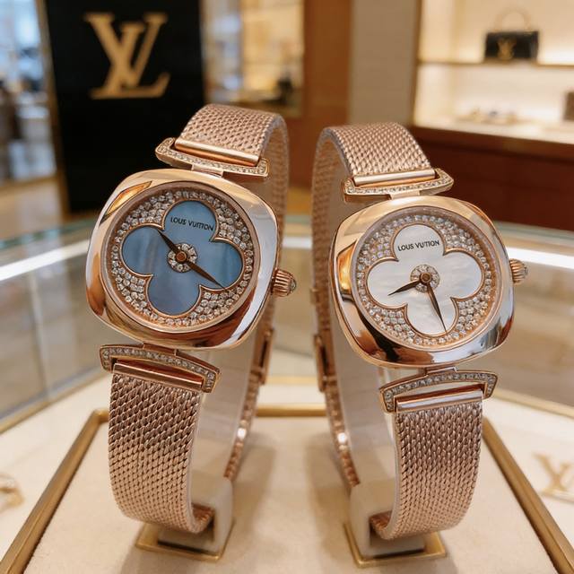 四叶草贝母表盘寓意幸运，满钻围边闪耀吸睛，玫瑰金网带透气贴肤又显手细！蓝 白 粉三色可选，满足不同审美，精准走时+耐用材质，通勤 约会 聚会都能hold住，31