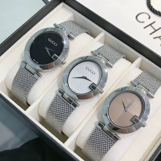 Gucci 极简风金属网带腕表标志性g形表针+干净素面表盘，辨识度拉满米兰网带质感高级，贴肤舒适又显气质黑白棕三色任选，百搭所有穿搭简约不简单，戴上就是精致贵气