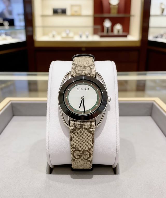 古驰耐磨陶瓷表圈搭配红绿撞色，复古又吸睛！网带款轻盈贴肤，夏天戴也舒服；双g老花带自带慵懒滤镜，日常出街、约会通勤都能hold住，不用大logo也能赢很大，是懂