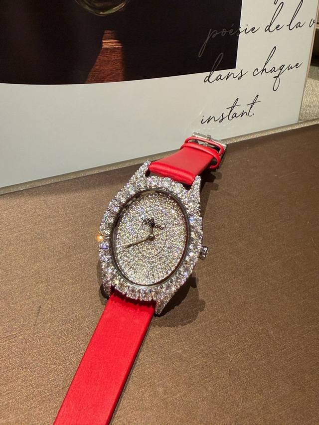 Chopard萧邦l‘Heuredudiamant#系列腕表，采用品牌标志性“皇冠爪镶”工艺，以精湛技艺与风格为女性之美谱写出一曲奢美的颂歌，一如作品上镶嵌的耀