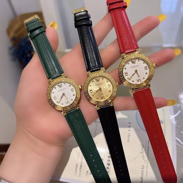270。范思哲 Versace Greca Icon 系列腕表。标志元素无处不在，主宰着这块手表的美丽，盘面丰富且华丽的装饰、使其成为范思哲的常青款。12时位v