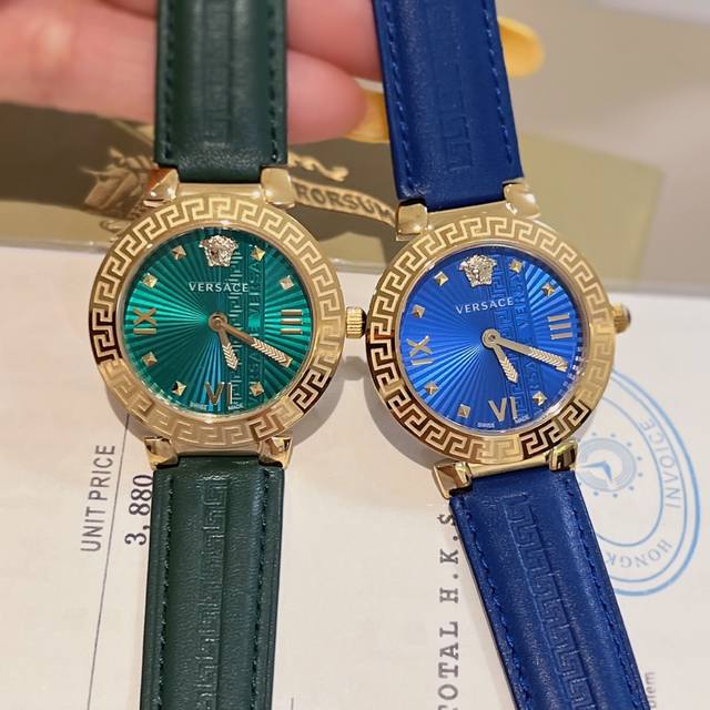 A_ 270。范思哲 Versace Greca Icon 系列腕表。标志元素无处不在，主宰着这块手表的美丽，盘面丰富且华丽的装饰、使其成为范思哲的常青款。12