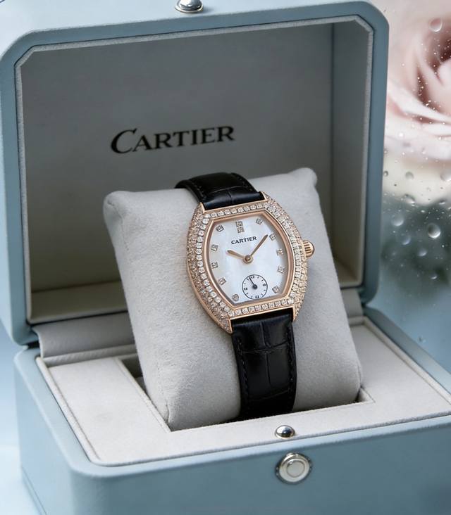 升级版全面到货 卡地亚-Cartier Mini Lady 酒桶型，采用原装进口瑞士石英机芯，法国蓝宝石水晶镜面，表壳镶满施华洛世奇真水钻18K金工艺，牛皮表带