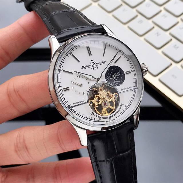 白壳 玫金 品牌：积家 Jaegr Lecoultre款式：尊贵绅士潮男腕表机械尺寸：43Mm×14Mm机芯：月相飞轮自动机械镜面：矿物质水晶玻璃材料：316精