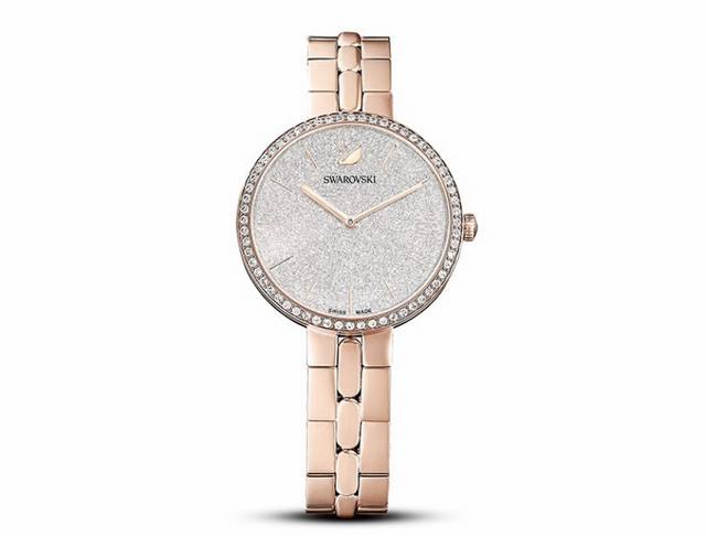 280施华洛世奇 Swarovski Cosmopolitan 闪烁耀眼的一款女神必备腕表，融入了既经典又充满现代感的色彩组合。其典雅大方的造型，揉合了璀璨耀眼
