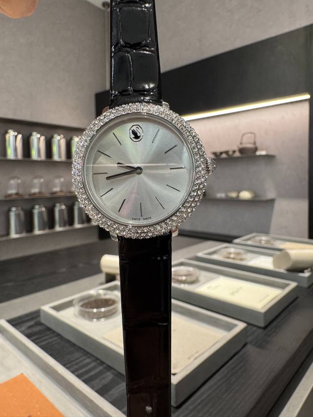 同价 Swarovski 施华洛世奇 夏日气质配饰，这款手表结合了简约的设计和亮眼的钻圈搭配，令整个时尚的搭配加分，活力四射，新版的天鹅logo更是吸睛，增添一