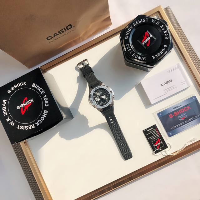 卡西欧 Casio 王一博同款gshock钢铁之心gst-B ，作为g-Shock的重点产品系列，以钢韧并济的强悍实力制霸腕间，传递“以变至坚，倾力一博”的坚韧