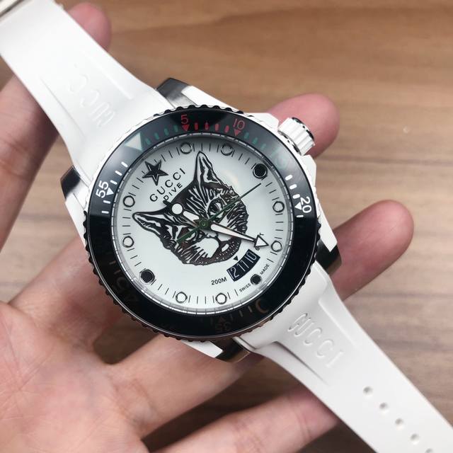 Original Box: 30. Gucci's new unisex dive watch, 40mm case diameter, featuring t Original Box: 30. Gucci's new unisex dive watch, 40mm case diameter, featuring t