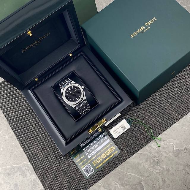 This Audemars Piguet Royal Oak 15400 is a top-tier replica, the only one of its This Audemars Piguet Royal Oak 15400 is a top-tier replica, the only one of its