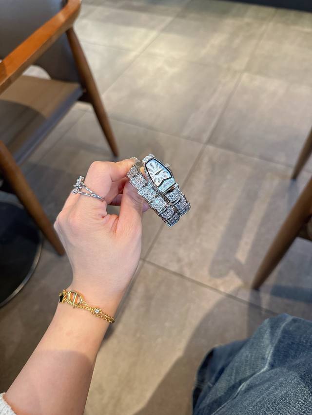 The Bulgari Serpentine-Spiga watch from the Italian jewelry brand Bulgari featur The Bulgari Serpentine-Spiga watch from the Italian jewelry brand Bulgari featur