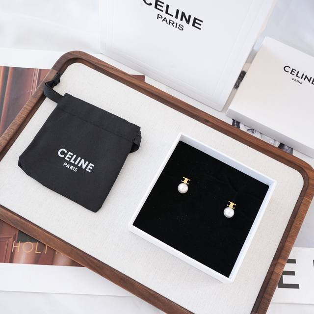 Celine风珍珠耳坠｜优雅永不过时这对耳环设计亮点具有标志性凯旋门金属扣+垂坠珍珠，经典又耐看，金色调温柔显贵，日常通勤或约会都能hold住耳环的金属部分都是