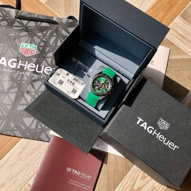 新款!高颜值已上线!Original Tagheuer 泰格豪雅f1系列,瑞石英男士腕表!表面立体裁制,原装氟胶材质表带,细腻光滑且抗汗无廉价香味。六针计时带日 新款!高颜值已上线!Original Tagheuer 泰格豪雅f1系列,瑞石英男士腕表!表面立体裁制,原装氟胶材质表带,细腻光滑且抗汗无廉价香味。六针计时带日