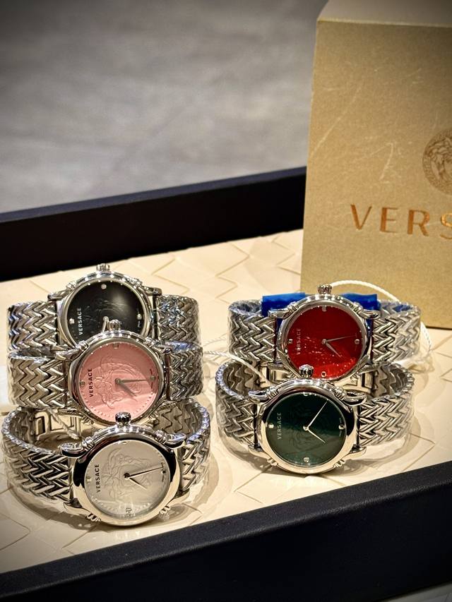 新款 范思哲 Greca Fortuna系列，表径35Mm，璀璨金调，奢贵绽放，希腊回纹搭配放射纹表盘，金色元素加以点缀，范式设计革新时尚腕表定义，专为追求时尚