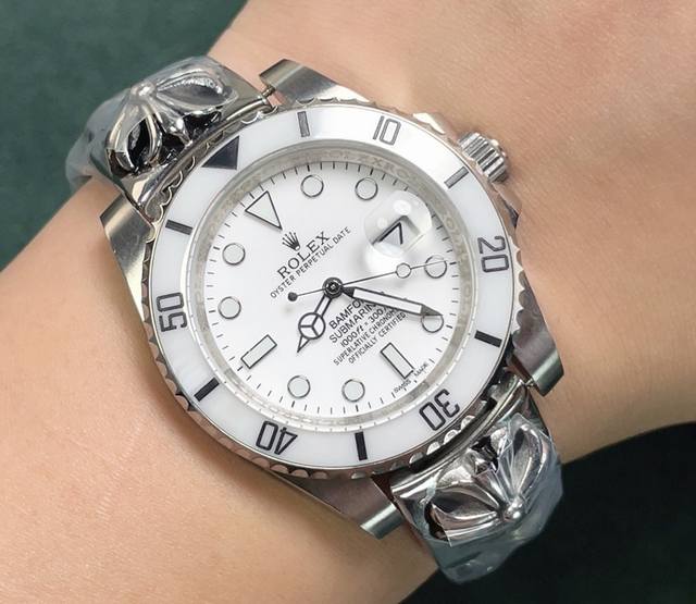 时隔三年bobo重工打造克罗心，给你不一样的体验，不喜欢撞鬼的你，它绝对是你的知音劳力士rolex水鬼后镶钻克罗心系列男士精品时尚腕表，搭配进口全自动机械机芯，