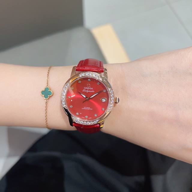 Omega Omega 欧米茄爆款， 热销款，热尺寸：33Mm ，厚度：13Mm认真的推荐这款火爆的女款，任何场合必备，特别气质！ 重要场合必备，专柜超好卖的款
