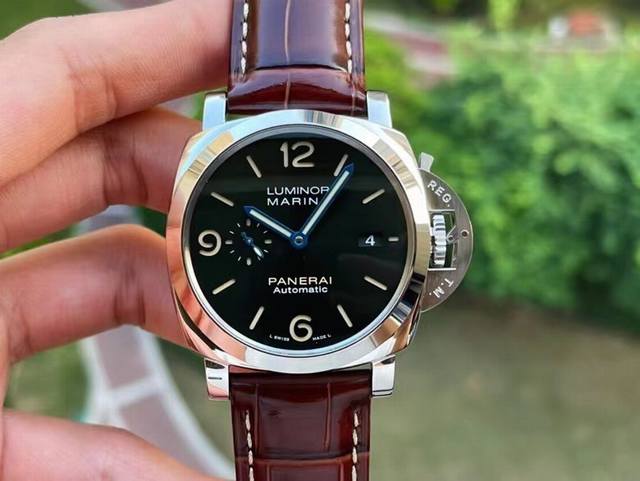 pam1116 features a relatively rare green sunburst dial from Panerai. The dial co