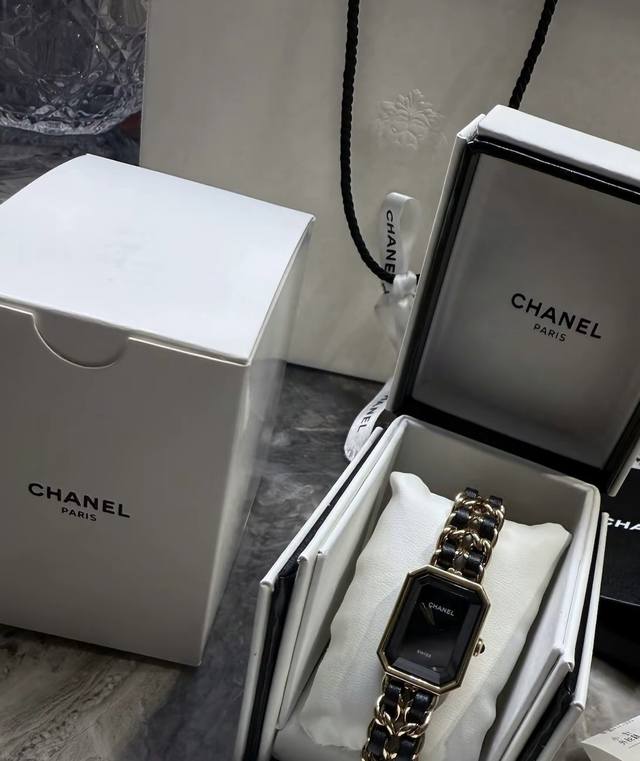 This charming vintage-style Chanel-inspired sugar cube watch boasts a sophistica