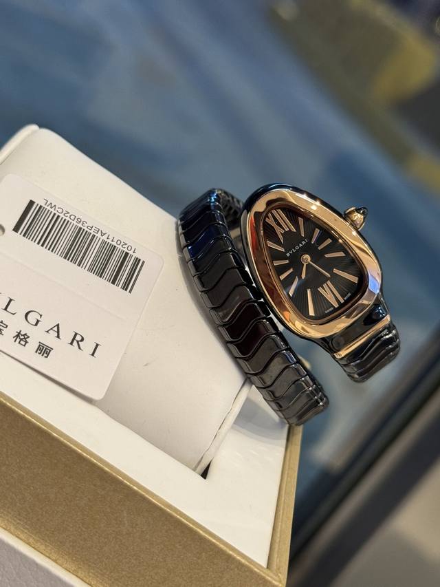 is housed in a 35mm case in 18K rose gold or finely polished stainless steel. A is housed in a 35mm case in 18K rose gold or finely polished stainless steel. A