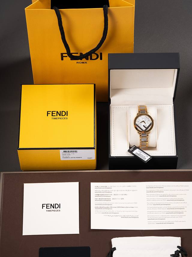 Fendi女表｜28Mm金色灵韵，腕间的优雅诗行 小巧藏风骨，优雅自天成。 这一枚 Fendi 全新迷你女表，以 28Mm 精致圆形表盘 轻盈落于腕间，不张扬，