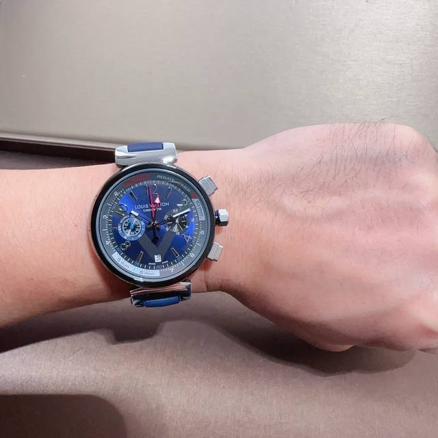 combines easy-to-read horological functions with pure elegance, exuding a fashio combines easy-to-read horological functions with pure elegance, exuding a fashio