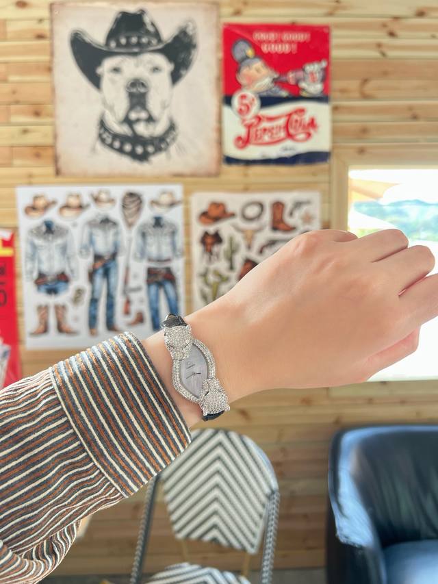 品牌：卡地亚cartier系列：panthère De Cartier 猎豹系列 白金色镶钻表带款 高级珠宝腕表 把卡地亚的野性与优雅戴在腕间双猎豹满钻环绕，祖