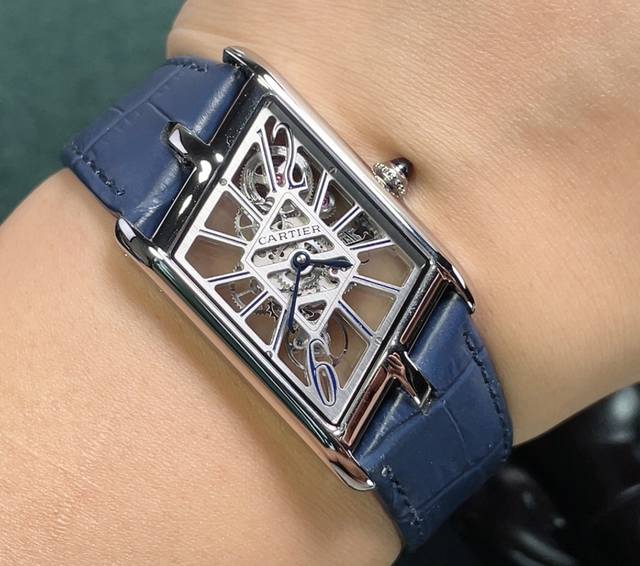 卡地亚tank四边形镂空系列 Tw独家首发打造最强1:1复刻参数与正品同步表径：47.15 X 26.2毫米 机芯：瑞士朗达4S20改制机械款机芯表壳厚度：7.