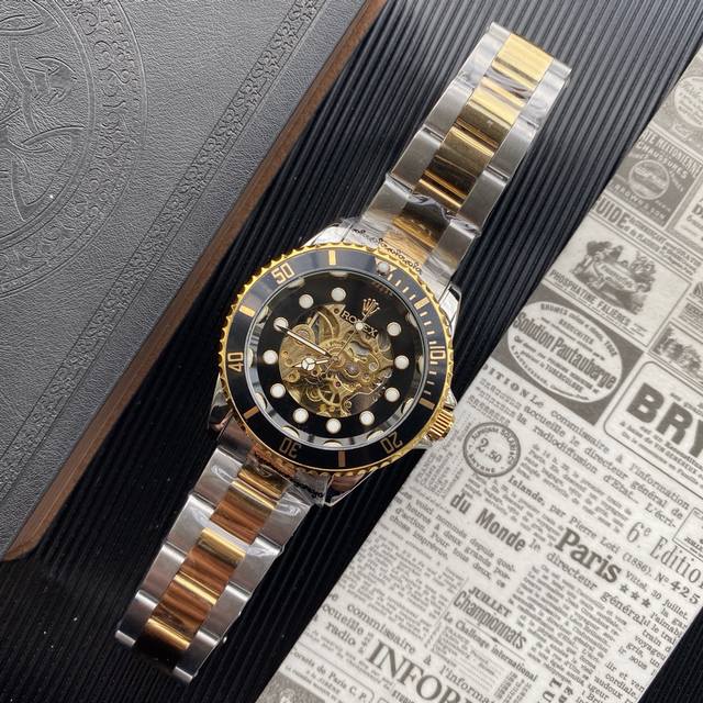 劳力士 Rolex火热爆款来袭时尚机械男式腕表，矿物质超强玻璃镜面，手表采用透明镂空设计，整体设计简约而不失雅致，更是让细节彻底的完美呈现出来。更能让您的美丽体