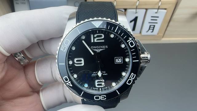 Af潜入时光深海，探寻浪琴康卡斯潜水系列的奥秘运动优雅的浪琴康卡斯系列腕表全新上线，更换全新包装和全新防伪标！ 表壳 41Mm的完美尺寸搭配线条凌厉的精钢表壳，