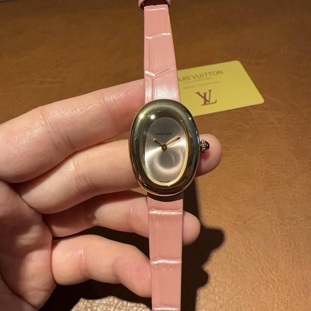 Cartier 卡地亚 Baignoire浴缸系列腕表，女神值得推荐的一款腕表！1典雅欧风浴缸形状，完美演绎卡地亚的经典美学，涌现腕表设计的焕新力量！2经典之作