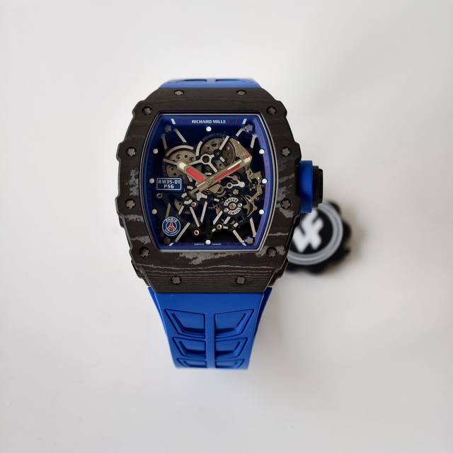 Zf 出品 Rm35-01｜psg 巴黎圣日耳曼联名特别款，伴随世界杯热潮重磅登场！ 表壳数据：43×50×14Mm 采用rm专用的carbon Tpt 碳纤维