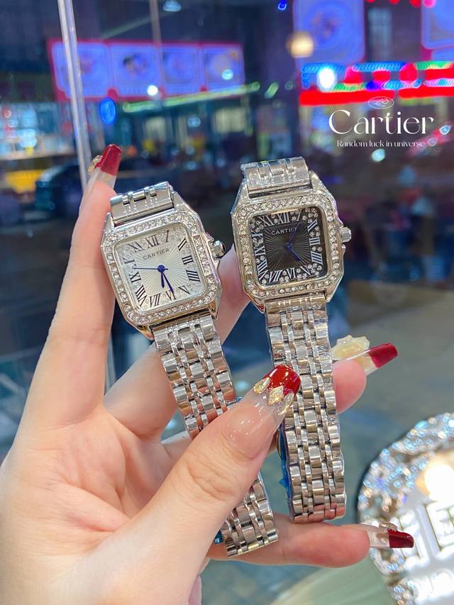 卡地亚 猎豹手表，新款 无刻度面 华丽而不羁，是panthère De Cartier猎豹所传达的美学风格。它线条流畅，魅惑动人，柔软服帖于腕间，宛若在肌肤上翩