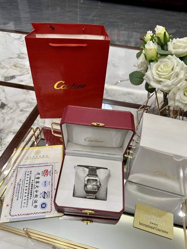 配图片同款包装 Cartier卡地亚山度士到货，等了2个月才出货，在超长的品牌历史上制作出众多经典，比如腕表中的桑托斯santos、坦克tank这样的传奇系列。