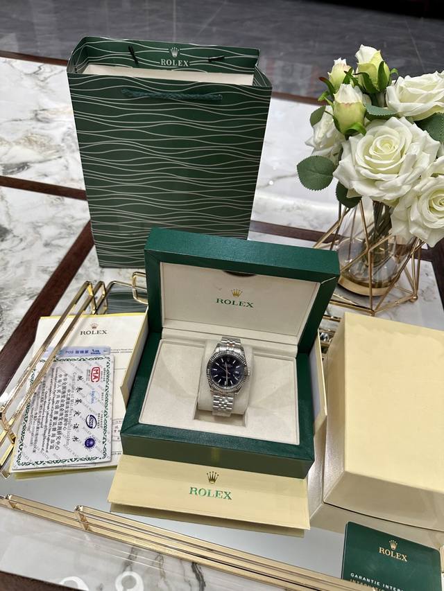 配图片同款全套包装 劳力士日志男表腕表类型：三针日志系列陶瓷圈表带：顶级进口316精钢保险扣表带机芯：进口机械机芯镜面：顶级进口防伪标水晶镜面尺寸：直径 40M