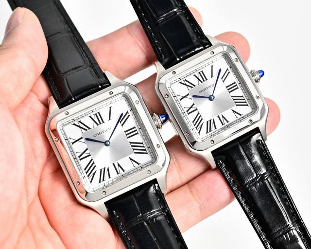 单价：白壳 ，玫壳 Santos-Dumont卡地亚山度士超薄杜蒙系列腕表，情侣对表，中性表款，316L精钢表壳，蓝色尖晶石圆珠把头，阳光射线纹饰磨砂效果，经典