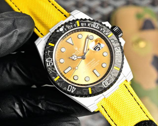 裸表 带箱2500 Blaken 碳纤维改装劳力士水鬼 玩表人的个性选择当经典劳力士潜航者遇上 Blaken 改装美学，腕间潮流就此革新。Sub碳纤维复合表壳超