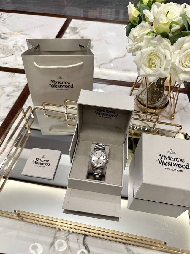 Viviennewestwood西太后手表，终于出货啦！！！偏中性表盘直径：35Mm这个颜色夏天带肯定超级清凉～仿佛带你来到清涼的海边，享受沙滩、海浪和阳光的陪