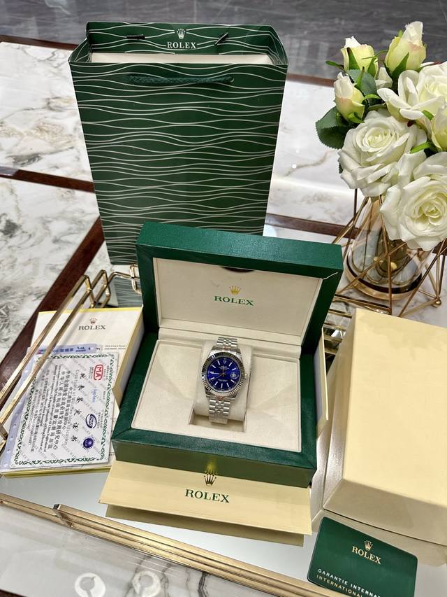 配图片同款全套包装 劳力士日志男表腕表类型：三针日志系列陶瓷圈表带：顶级进口316精钢保险扣表带机芯：进口石英机芯镜面：顶级进口防伪标水晶镜面尺寸：直径 40M