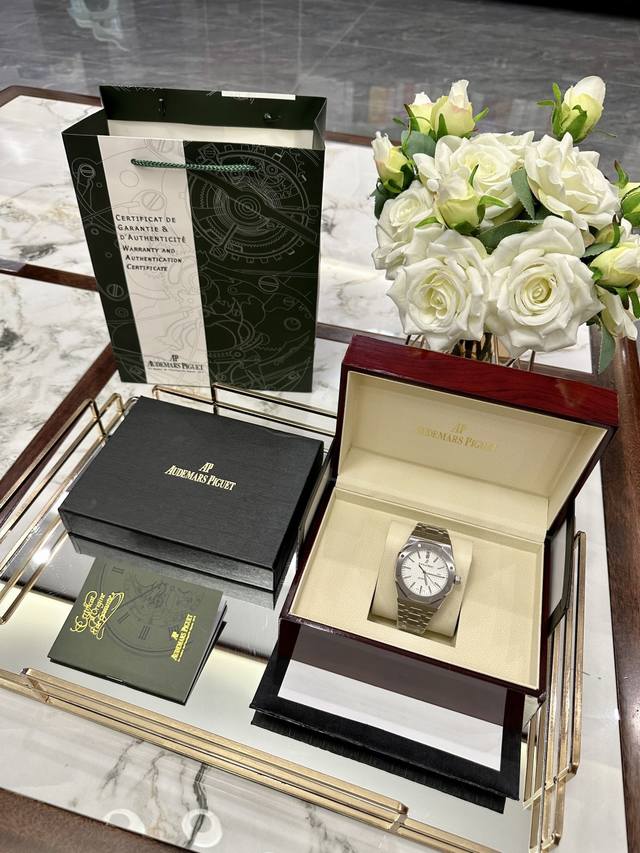 配图片同款包装 Ap爱彼皇家橡树系列高级大三针日历腕表，自动机械手表，手表表径40Mm，折叠扣，蓝宝石镜面。316精钢材质，超强夜光。爱彼的开山之作，蓝色表盘镌