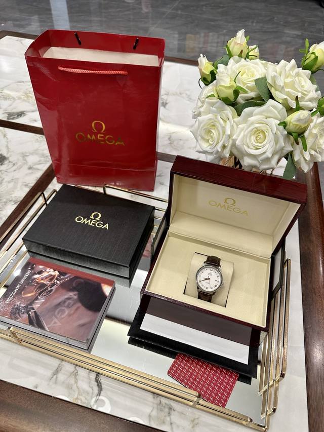 配图片同款 Omega欧米茄蝶飞男表欧米茄推出全新的蝶飞系列，原单品质全钢材质、蓝宝石镜面、进口机械机芯 牛皮表带，传承了优雅大方的设计，搭配亮色系表盘，彰显出