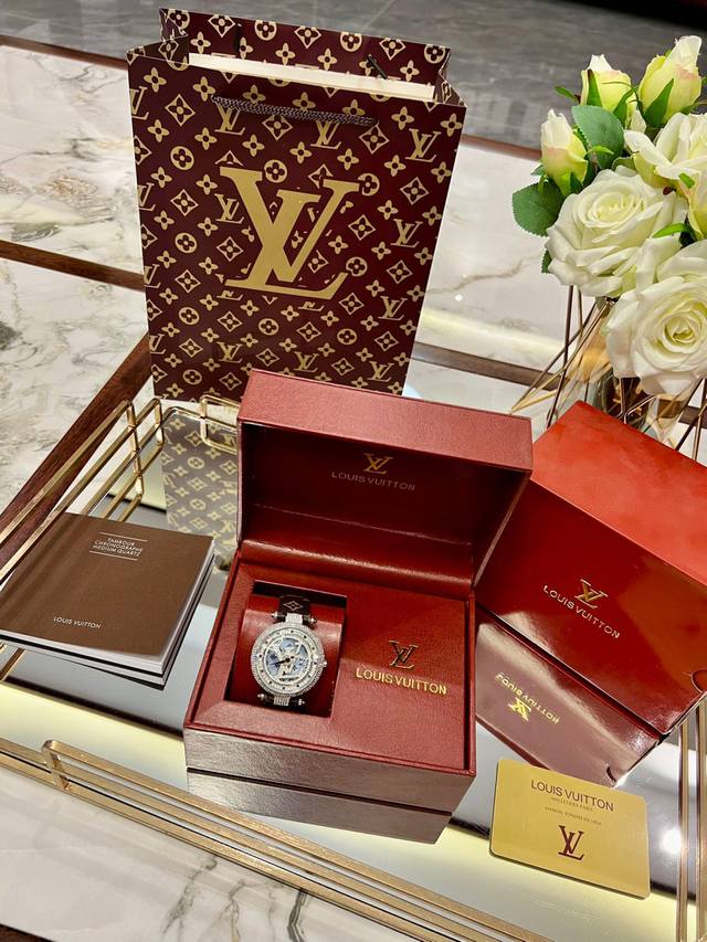 配图片同款包装 精工原单版本，进口石英机芯，专柜1:1品质lv 时来运转女表到货 简约时尚的lv手表深受年轻人的喜爱，以及魅力十足的包装，绝对是送给另一半的首选