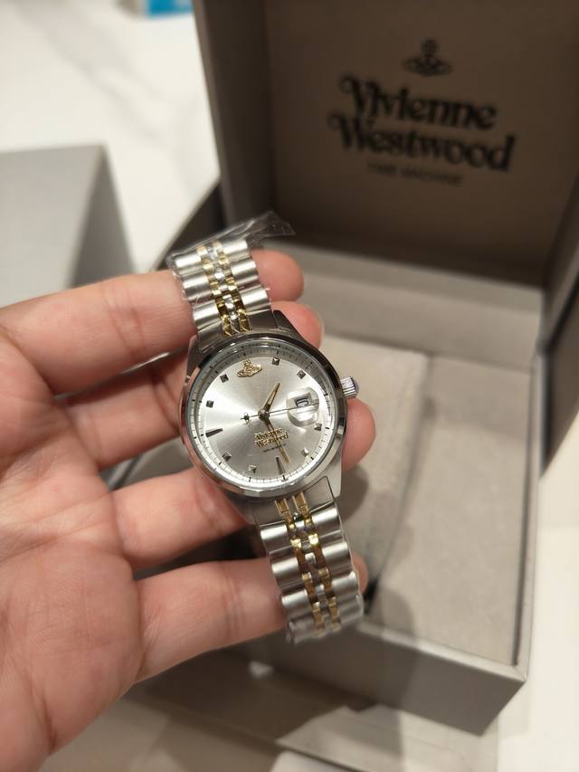 Vivienne Westwood 薇薇安西太后手表绝美碎冰蓝不同光线会呈现不一样的蓝色调，好看到挪不开眼睛的程度。新款小号款， 尺寸：29Mm