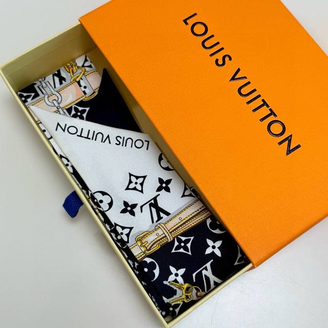 Lv 路易威登 经典黑白丝巾 老花三色！这款丝质束发带以monogram花纹为背景，印有标志性的路易威登设计元素：皮革带、金属链与挂锁，是赠礼的理想之选。可以多