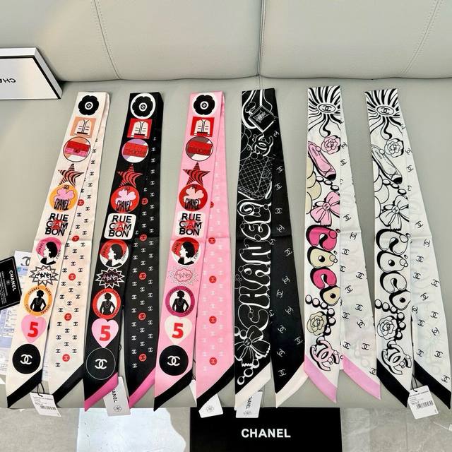 新款香奈儿twilly小丝巾来了，Chanel 卡通字母名副其实的小可爱，人手三条闭眼收，我都不拦着n久都没有见过这么好看的twilly真的是真香本香了，凹造型