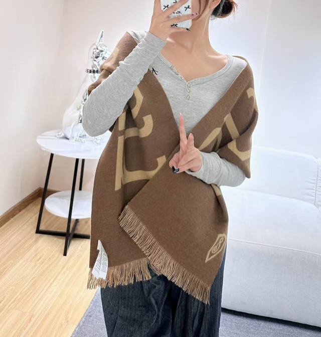 Burberry Fall Winter Chic and Sophisticated! Unisex, incredibly versatile and st Burberry Fall Winter Chic and Sophisticated! Unisex, incredibly versatile and st