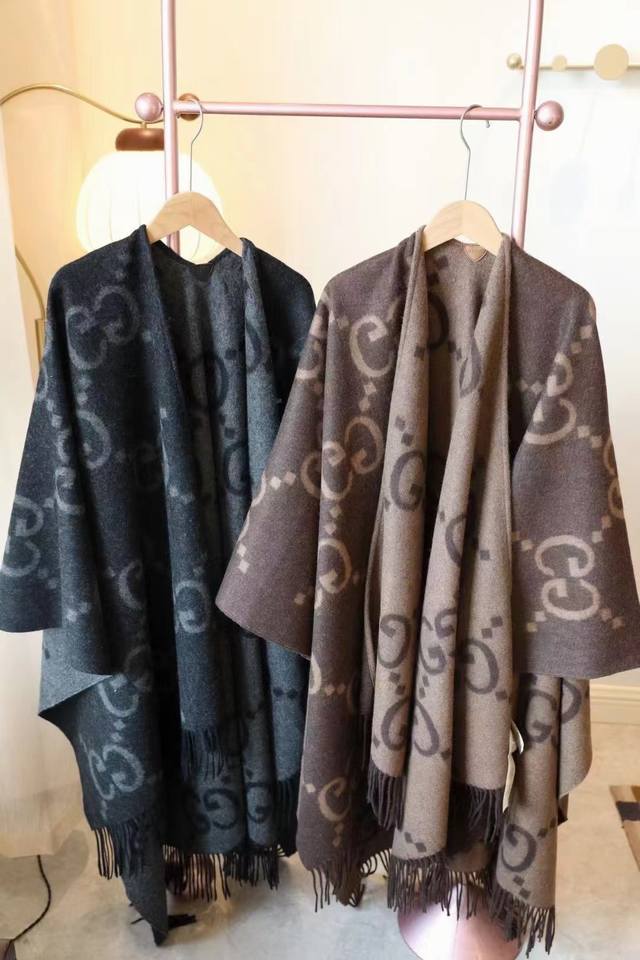 Gucci reversible cape, original quality, cowhide with label, double-ply cashmere Gucci reversible cape, original quality, cowhide with label, double-ply cashmere