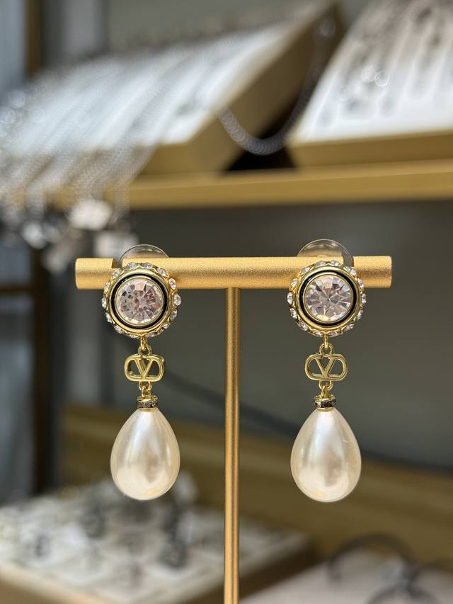 Valentino teardrop pearl earrings. These Valentino teardrop pearl earrings featu