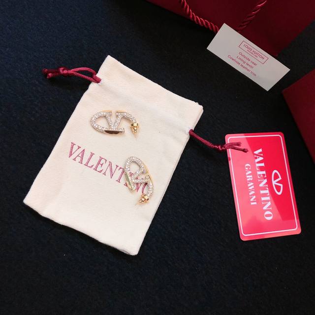 Valentino earrings, a hot new arrival online! Simple, elegant, fashionable, and