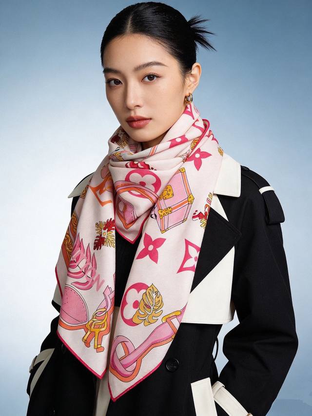 Lv X Tm 140披肩 140顶级丝绒双面同色披肩 本款lvxtmmonogram Multicolor披肩出自路易威登与知名日本艺术家村上隆的合作系列，为